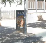Mupi de dos caras en la avenida de Ciudad Jardín de Sevilla, a la altura de Cardenal Rodrigo de Castro